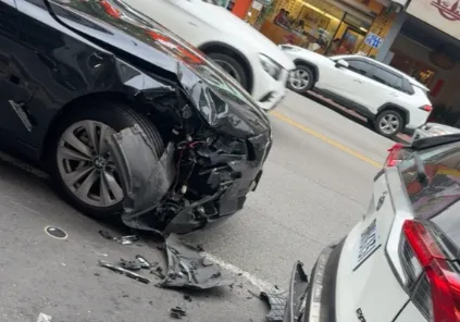 影/台中又傳毒駕！男吸「喪屍菸彈」精神恍惚　衝撞路邊停車