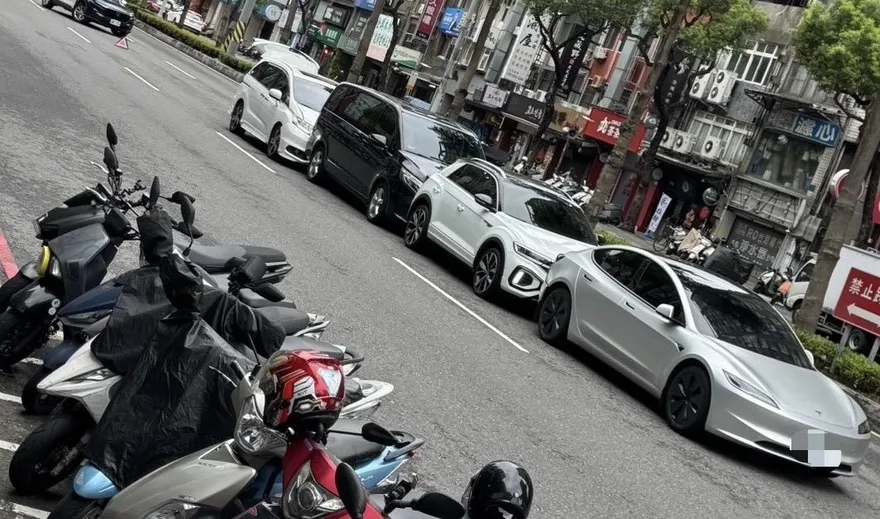影/新北板橋4車連環撞　幸僅車損無人受傷