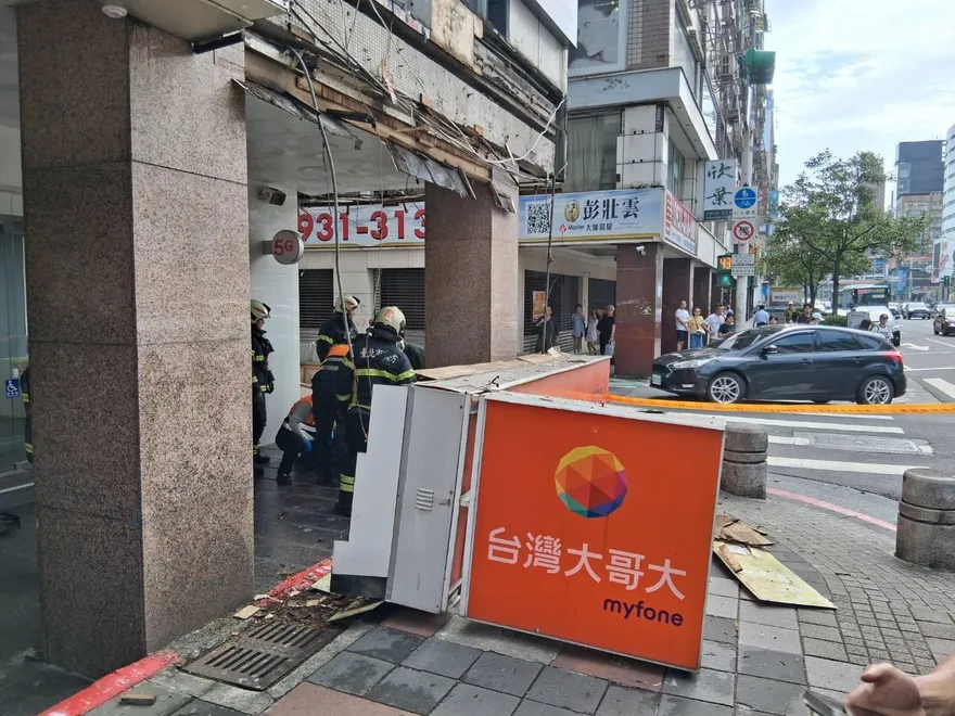 北市大安區巨型招牌崩落　2路人無辜遭砸傷送醫