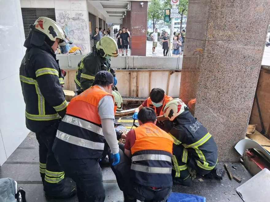 影/北市大安區巨型招牌崩落　2路人無辜遭砸傷送醫
