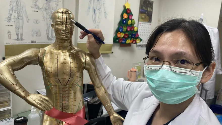 車禍腦出血左眼癱瘓2個月！針灸1個月讓7旬嬤重見光明