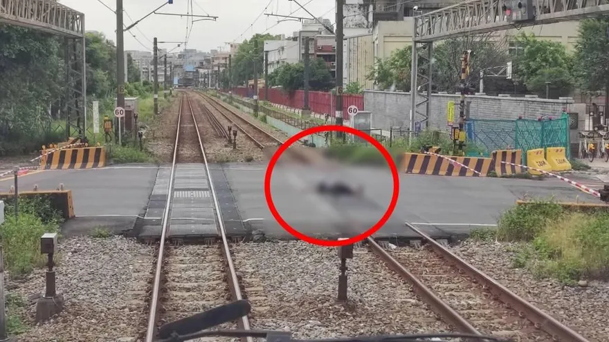 桃園男大字形躺鐵軌　台鐵雙向列車延誤