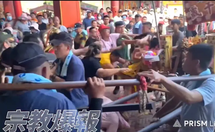 影/南鯤鯓代天府接神轎淪大亂鬥！黑衣男PK官將首掛彩