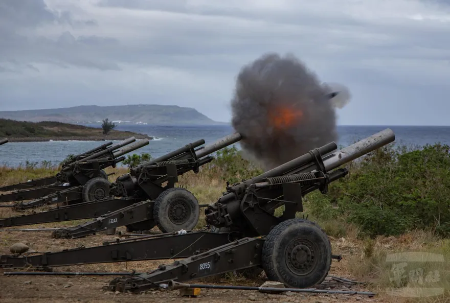 陸軍台灣南、北實彈射擊　榴砲、拖式飛彈同展強大火力