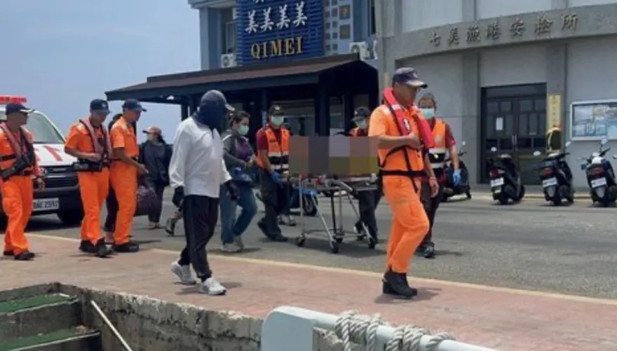 七美老婦骨折無法空中轉診　海巡艦艇助後送就醫