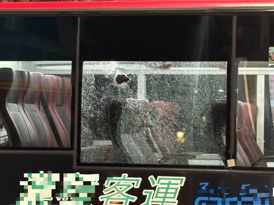 高雄左營公車玻璃突爆裂　警方採證追查疑遭石頭擊破