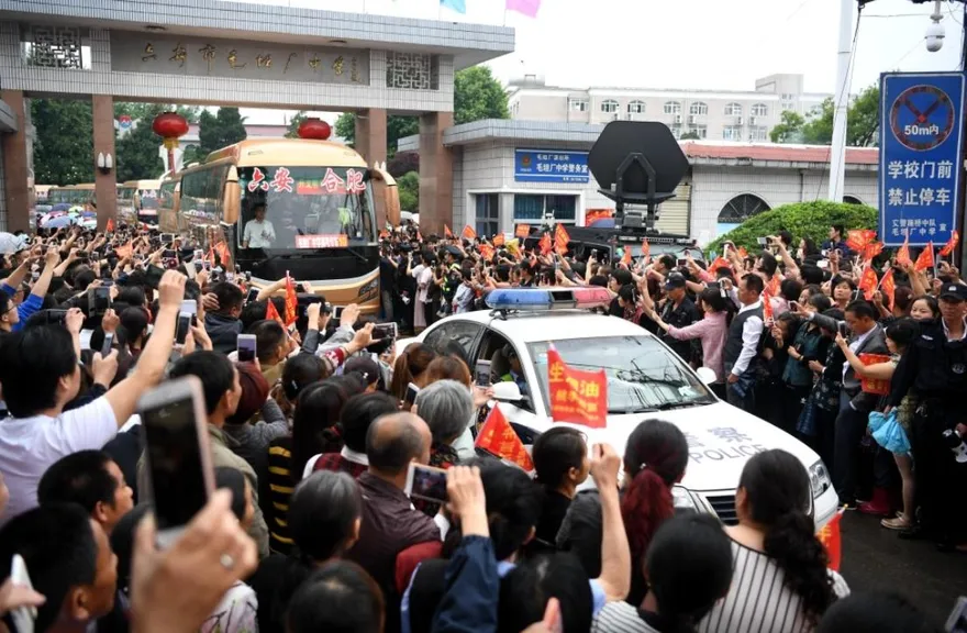 高考登場！安徽毛坦廠中學再現壯觀送行　車牌「91666」有深意