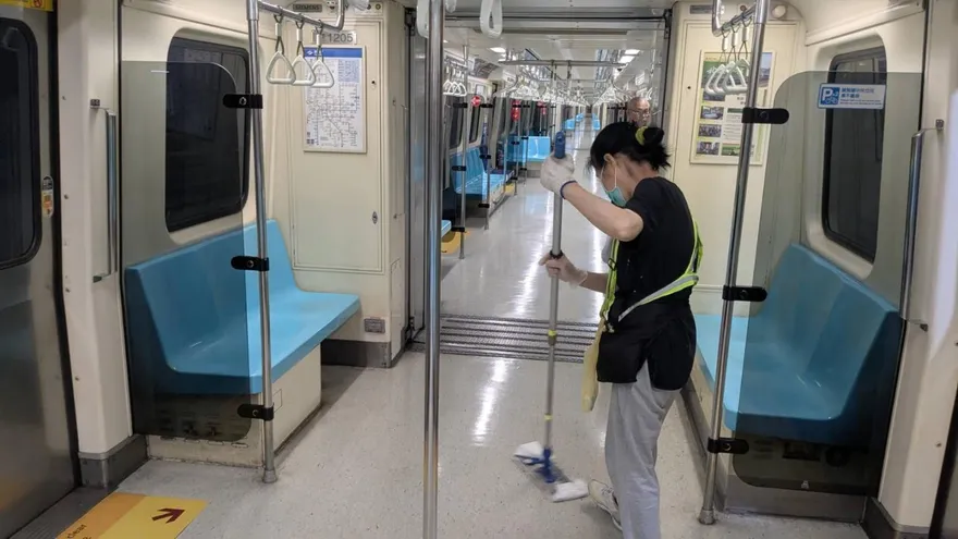 車廂驚見男摳腳皮、座位上有屎　北捷：最重罰7500元