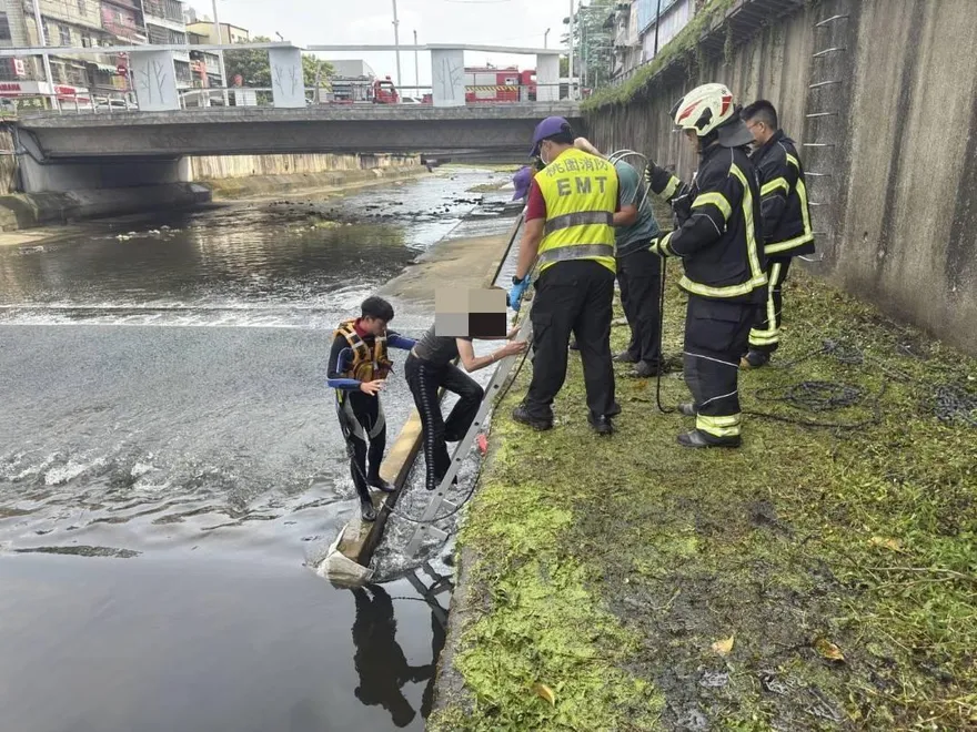 穿牛仔褲躺溪裡消暑？桃園中壢老街溪驚人一幕警消傻眼