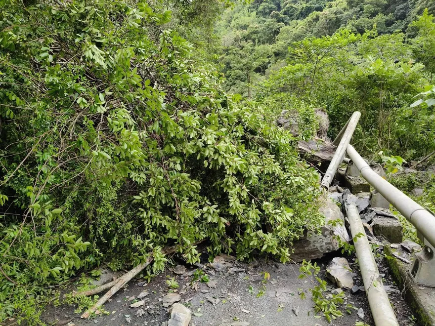 豪雨引發坍方！高雄茂林羅木斯步道2名溯溪遊客受困