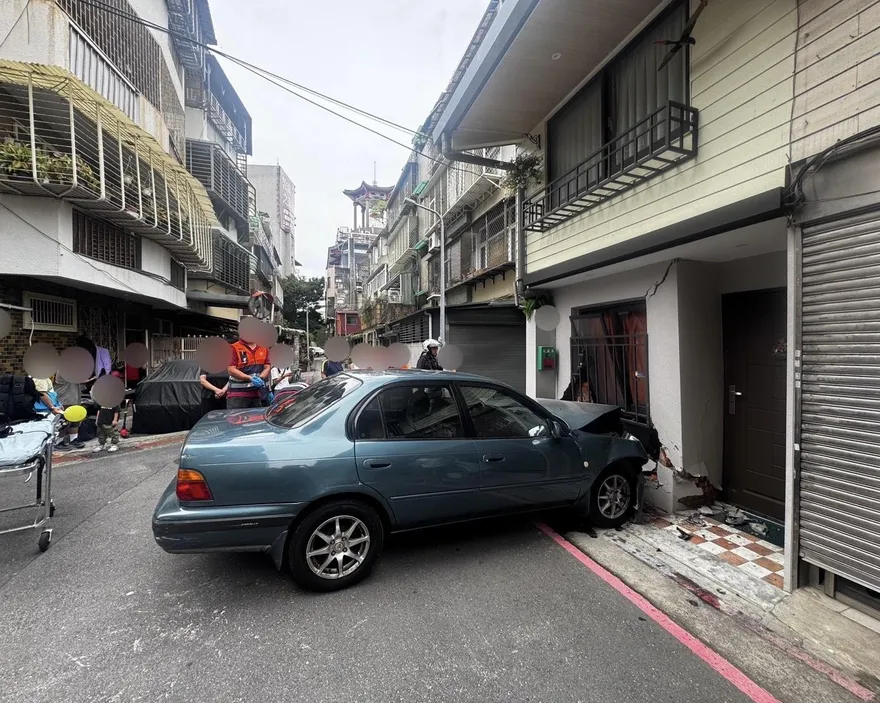 影/北市再有高齡駕駛肇事！中正區8旬翁「高速衝撞民宅」