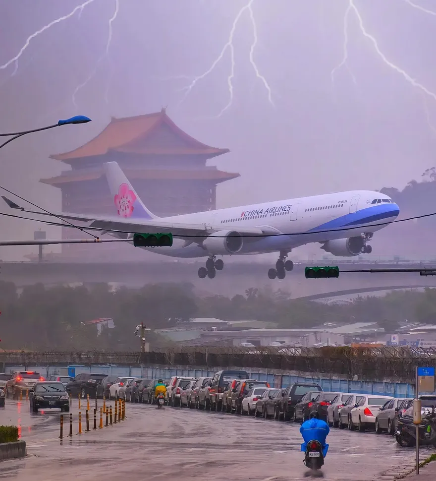 這不是AI！華航穿雷破雨降落　驚險神構圖網瘋傳