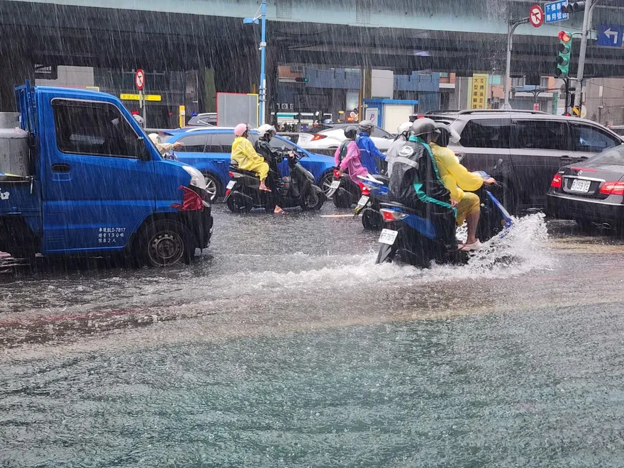 影/雨彈狂炸新北！板橋民生地下道積水9公分　馬路變小河