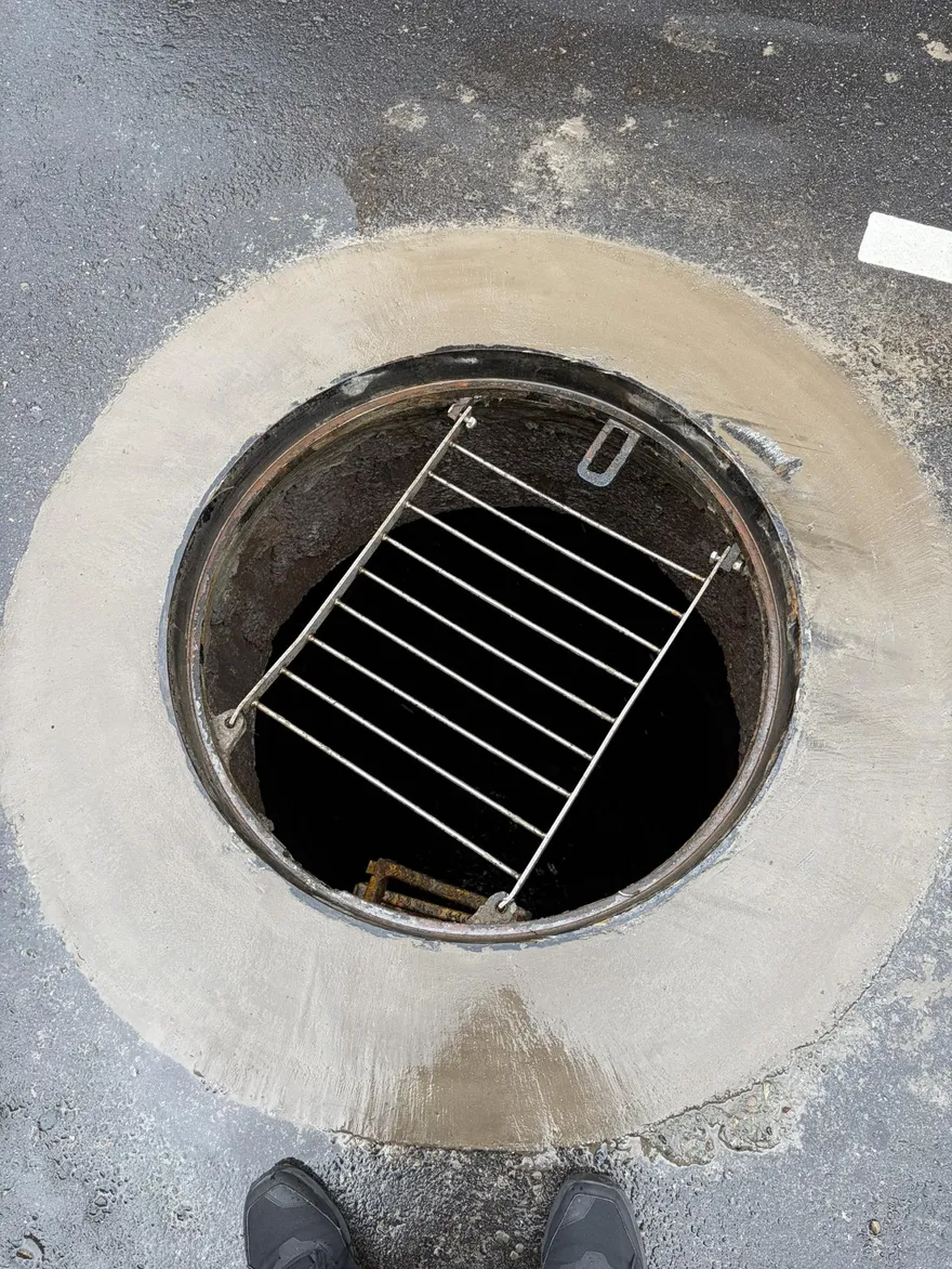 北市瞬間豪雨人孔蓋噴飛　3車壓到凹洞爆胎無人傷