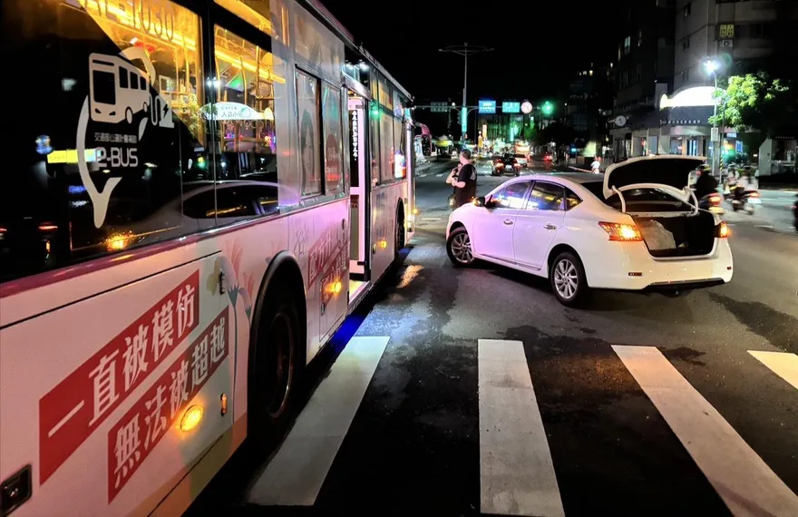 影/羅斯福路三寶女違規迴轉撞公車　乘客：我整個人飛出去