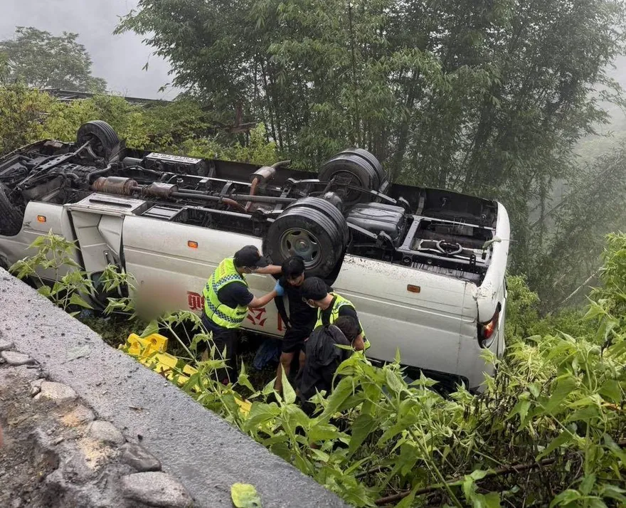 影/南投巴士墜邊坡16人輕重傷！司機竟無營業大客車執照