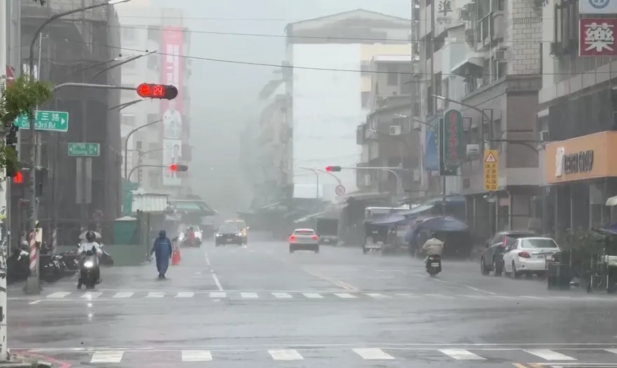 影/鋒面、西南風來襲！16縣市大雨特報　一路下到晚上
