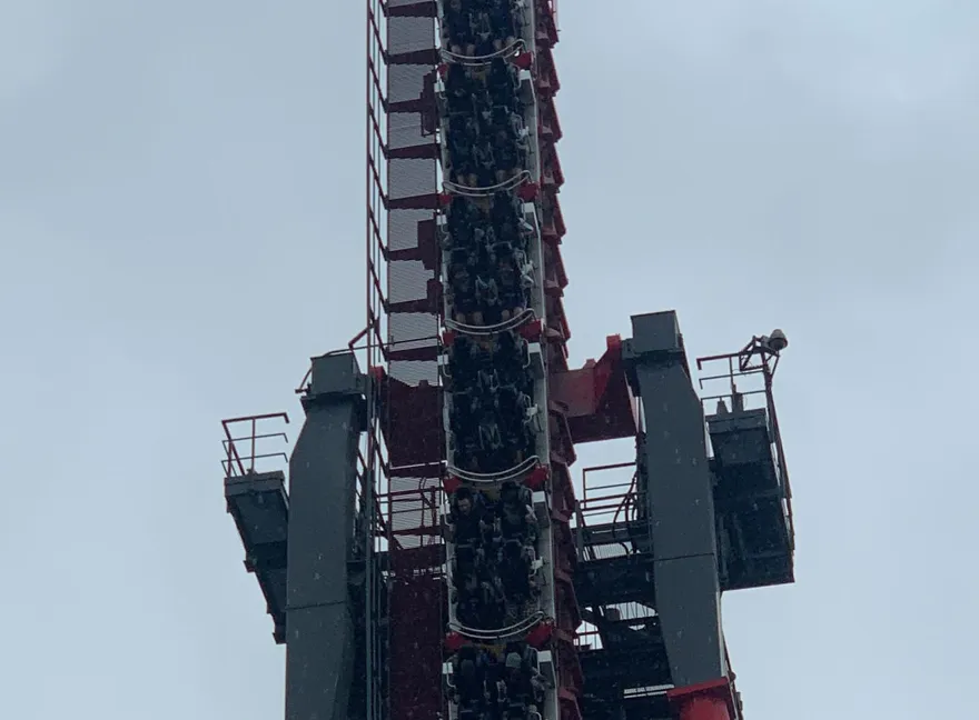 影/麗寶樂園「搶救地心」驚魂！遊客「對軌卡在高空」受困