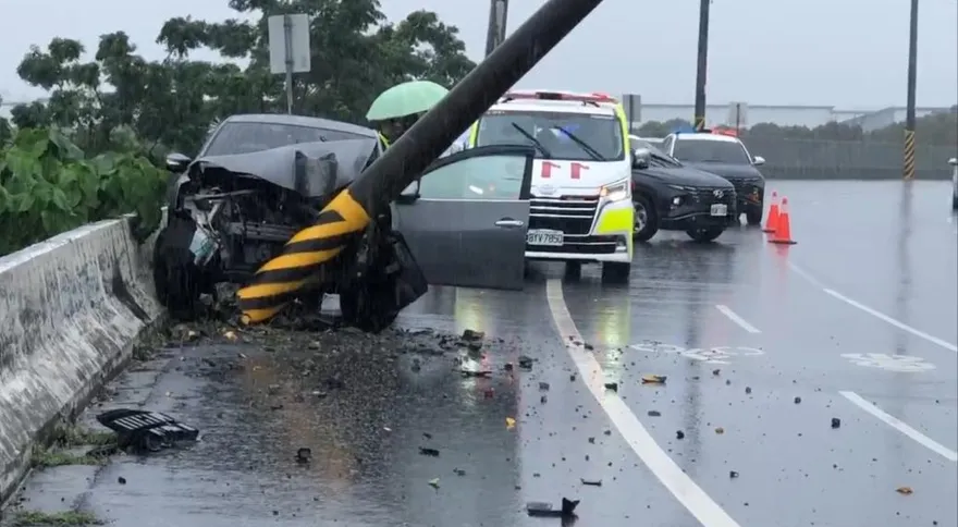 影/駕駛開車晃神！台南濱南路自小客「猛撞電線桿」車頭全毀