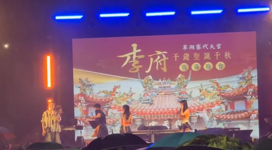 影/台南千歲宴遇暴雨「雞湯越喝越多」　網笑：真流水席