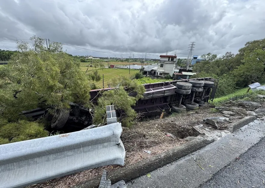 天雨路滑！國3竹田系統聯結車翻墜邊坡　29歲男輕傷逃劫