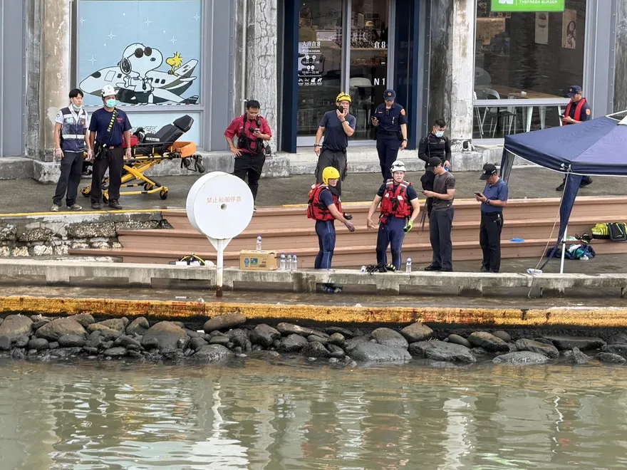高雄大港橋傳墜海意外！21歲女攀欄失足　警消50分鐘救起送醫搶救