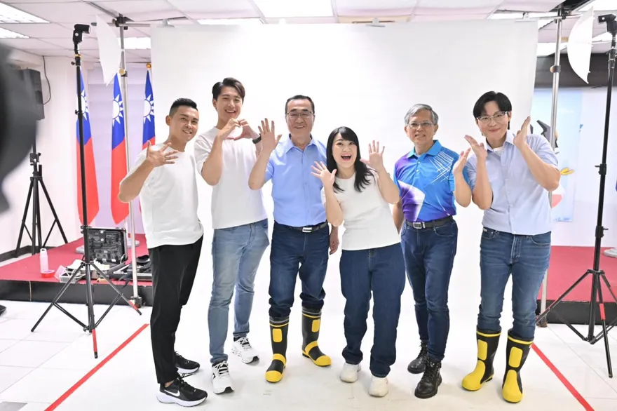 合體藍營小雞拍定裝照　李四川自爆是「香菜、咖哩攪拌派」