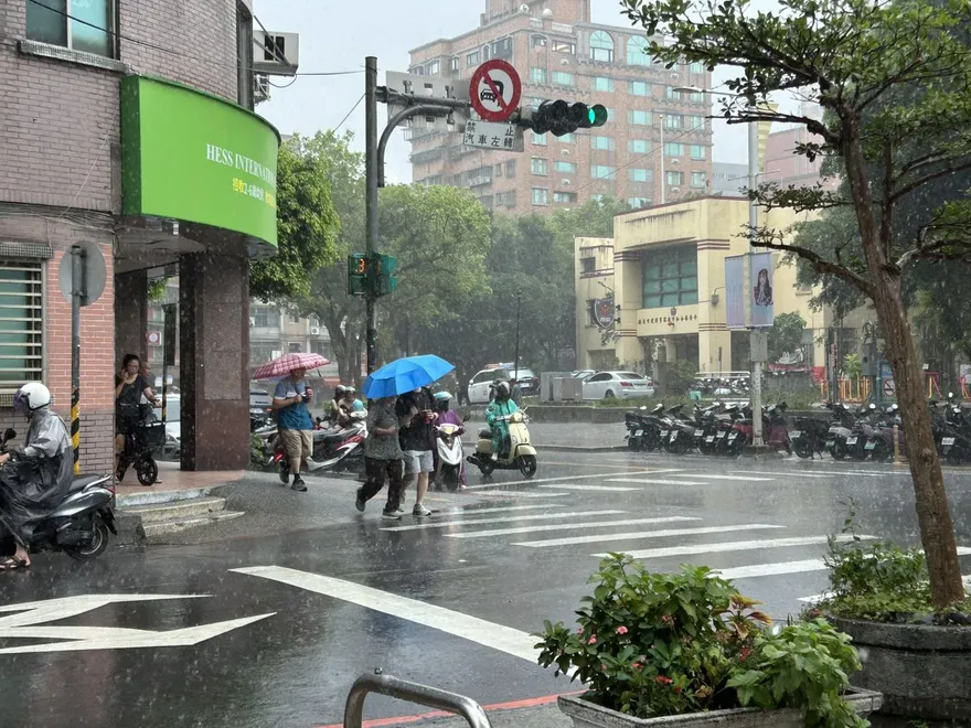 滯留鋒面、西南氣流發威！明後天最濕　中南部山區防雨