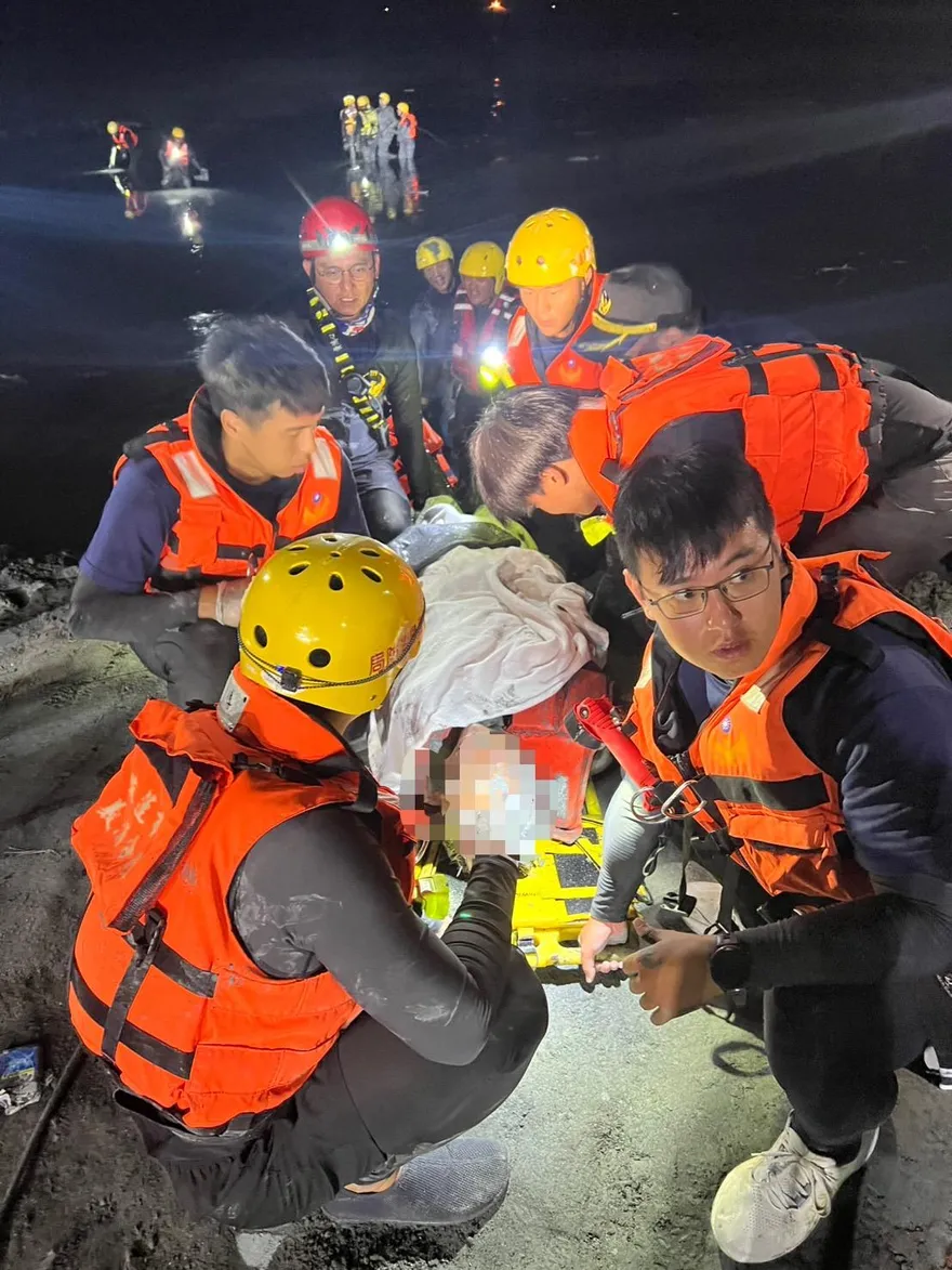 影/天佑馬太鞍！遭暴漲溪水沖走工地主任「車毀人生還」