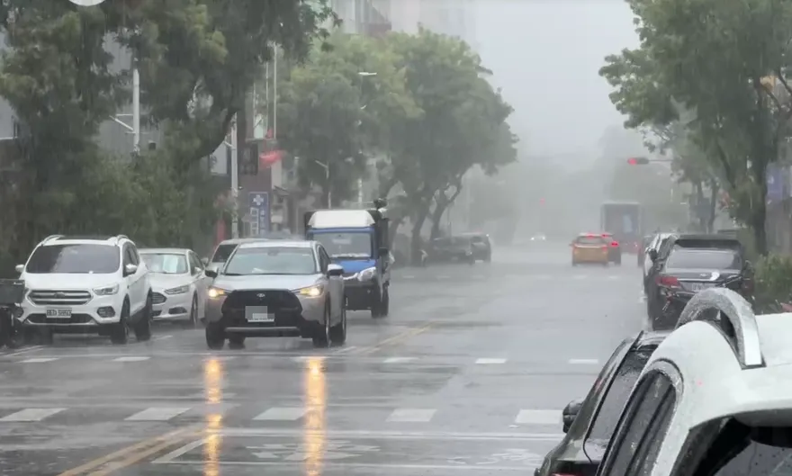 暴雨轟全台！苗栗泰安鄉今急停班課　全台放假資訊一次看