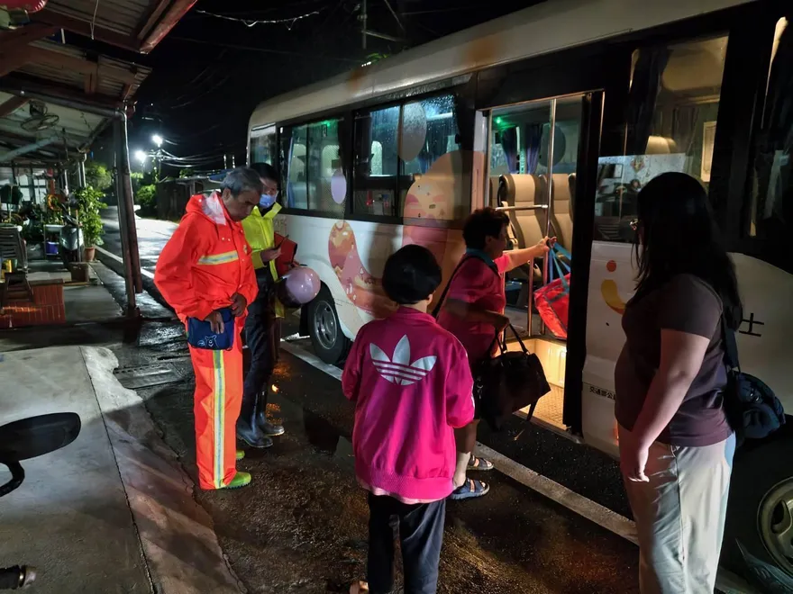 滯留鋒面雨彈炸屏東！8鄉鎮停班停課、滿州預防性撤離68人