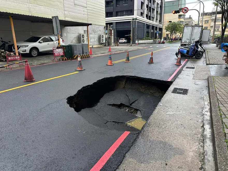 影/豪雨釀災！高雄鳳山「驚現3米大天坑」　現場急封路