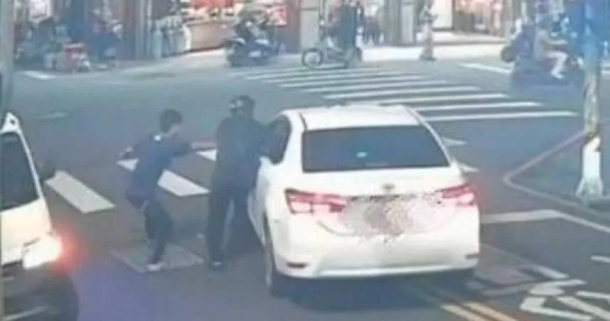 影/彰化44歲喪屍毒駕邊發抖　民眾肉身攔車遭暴衝狠輾腳部