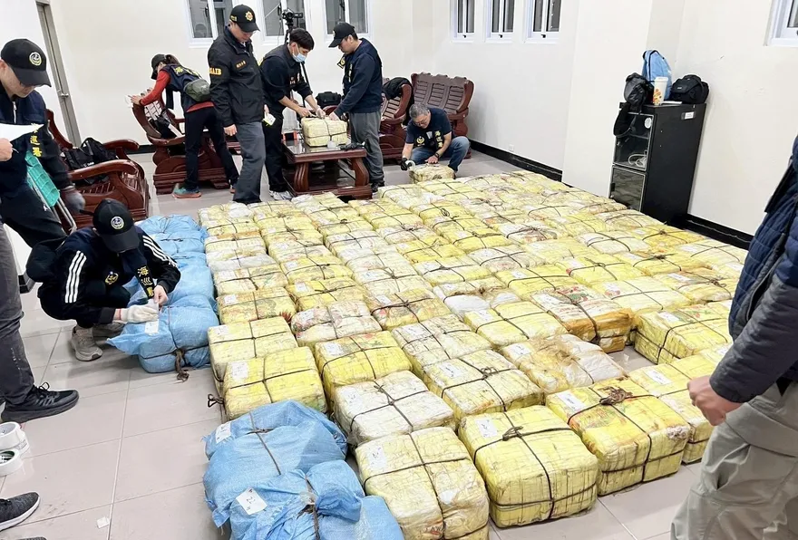 影/海巡破歷年來最大漁船走私案　查扣1.8噸30億毒品