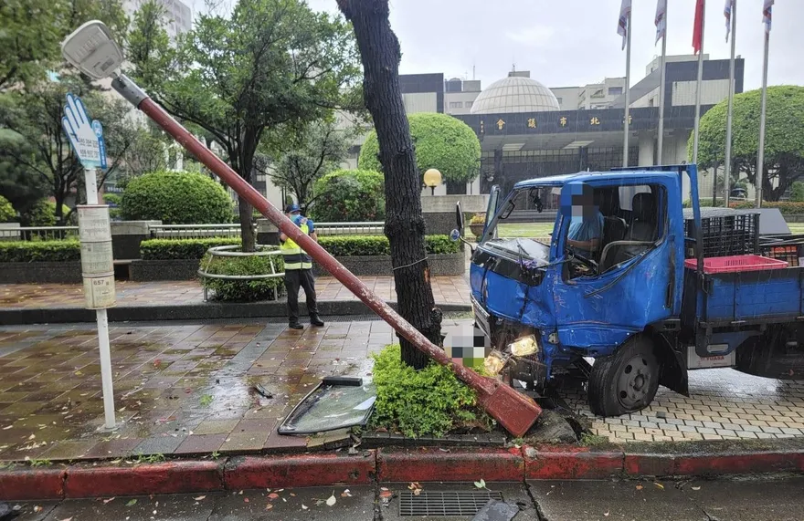 影/新北板橋小貨車打滑衝上人行道　女子等公車遭撞傷