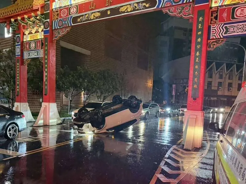 八卦山下嚴重事故！休旅車「猛撞牌樓翻覆」