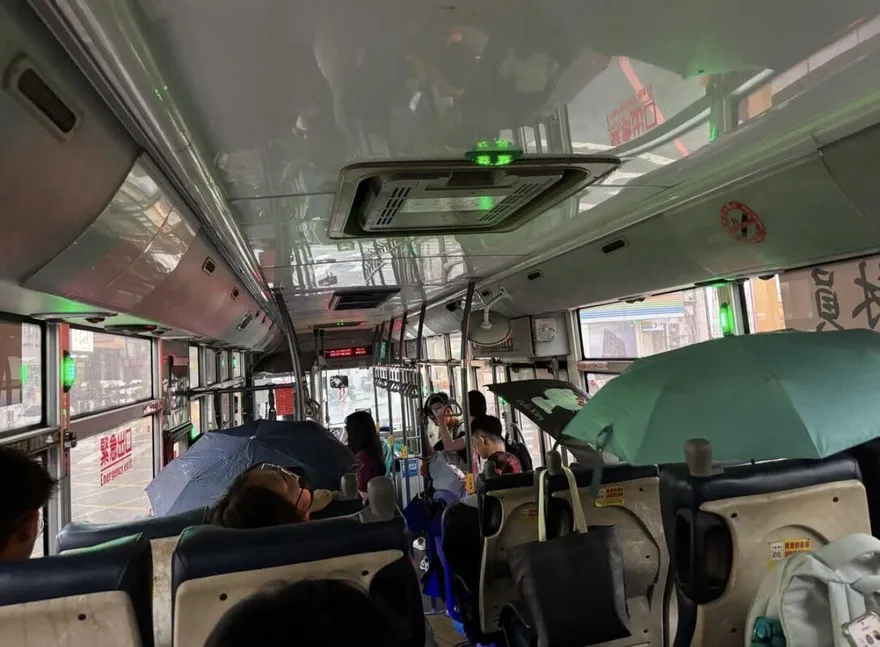 員林客運慘變漏水車！民眾「邊搭邊撐傘」正妹苦喊：褲濕啦
