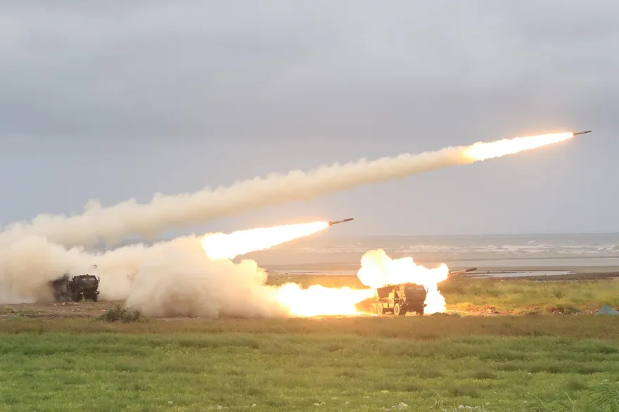 直擊/首度野戰實彈射擊　海馬士多管火箭大甲溪口震撼登場