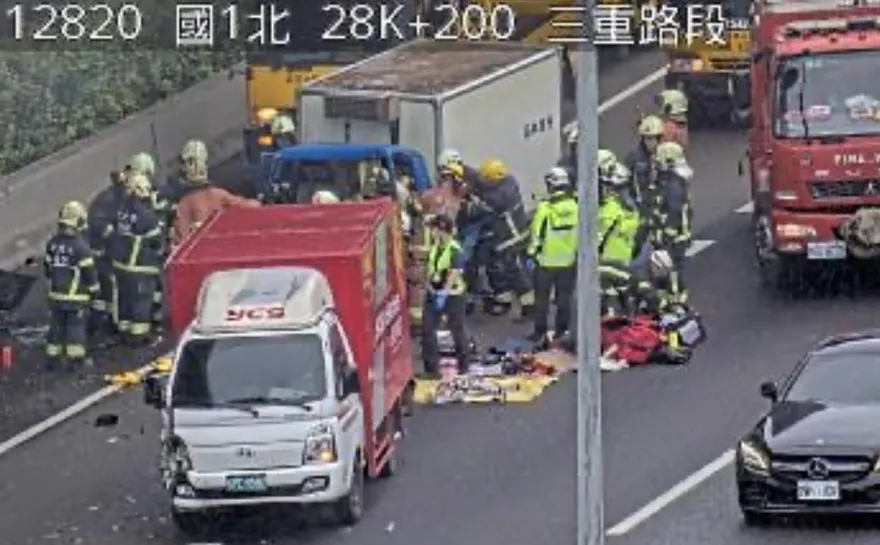 國道1號五股段4車追撞車禍　小貨車駕駛受困救出送醫