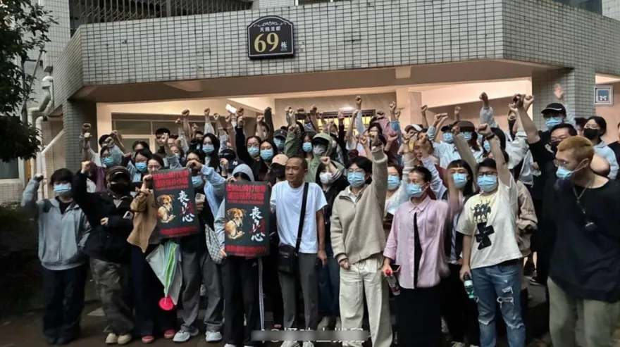 影/拳頭硬了！重慶男先領養再虐殺毛孩　惹怒群眾抗議警清場