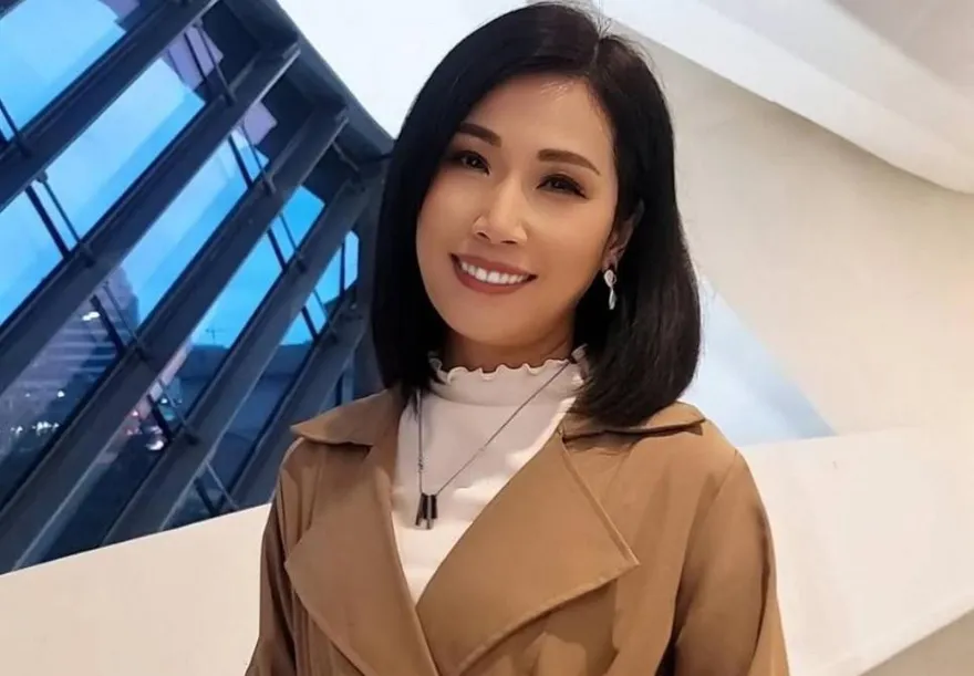 余秀娟唱一半險出事！白衣男突伸手遞不明飲品　畫面曝光藏詭異疑點