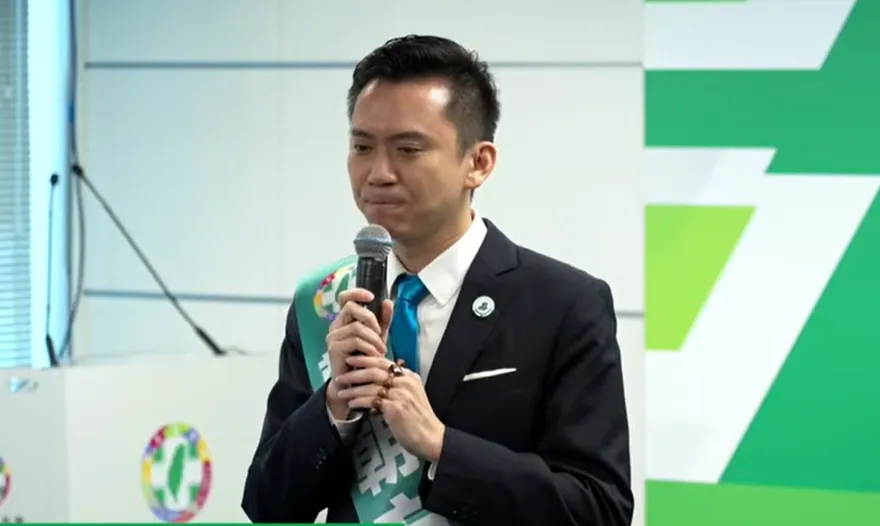 賴清德披肩帶選新竹縣長！鄭朝方「手握念珠」　記者會親曝原因