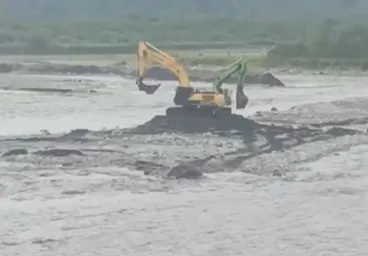 影/暴雨潰堤！高雄六龜2怪手司機受困沙洲　勇消闖激流救人