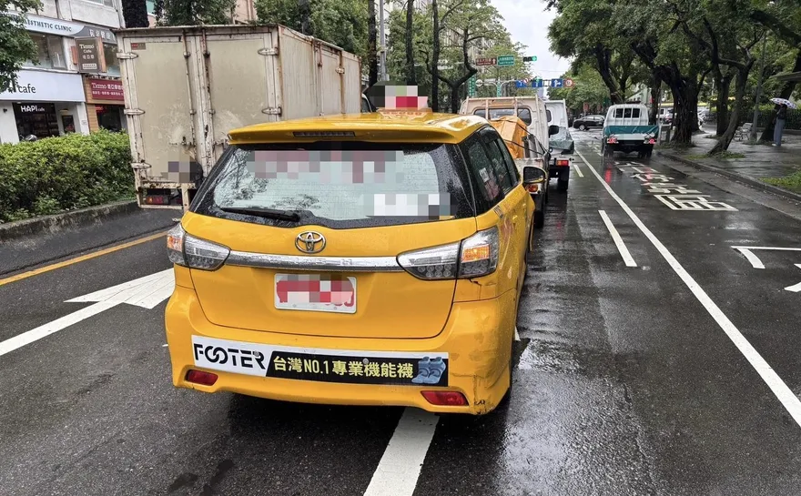 影/國父紀念館前3車連環撞　小黃追撞2貨車幸無人傷