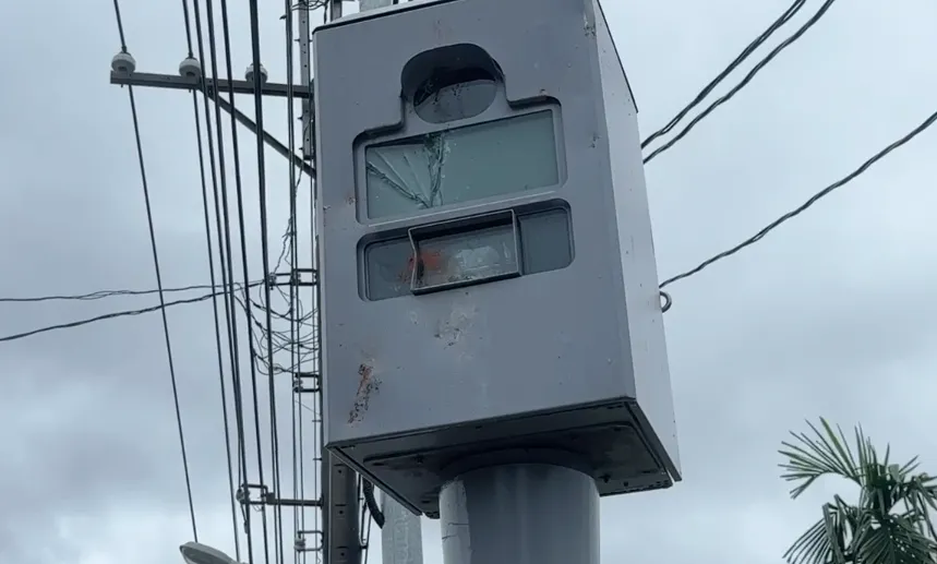 屏東男不滿超速遭罰1400元　怒砸測速照相機遭送辦