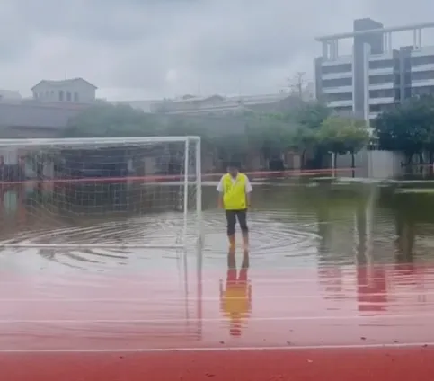 台中清水國小積水像一座湖！明天要辦畢典　校長發愁了