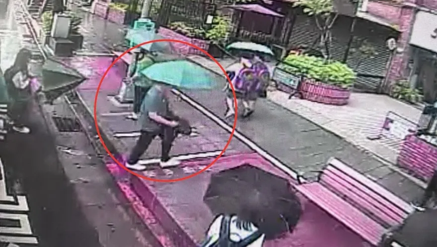 影/士林公車惡男拿傘戳傷女高中生　警：鎖定身分追緝中