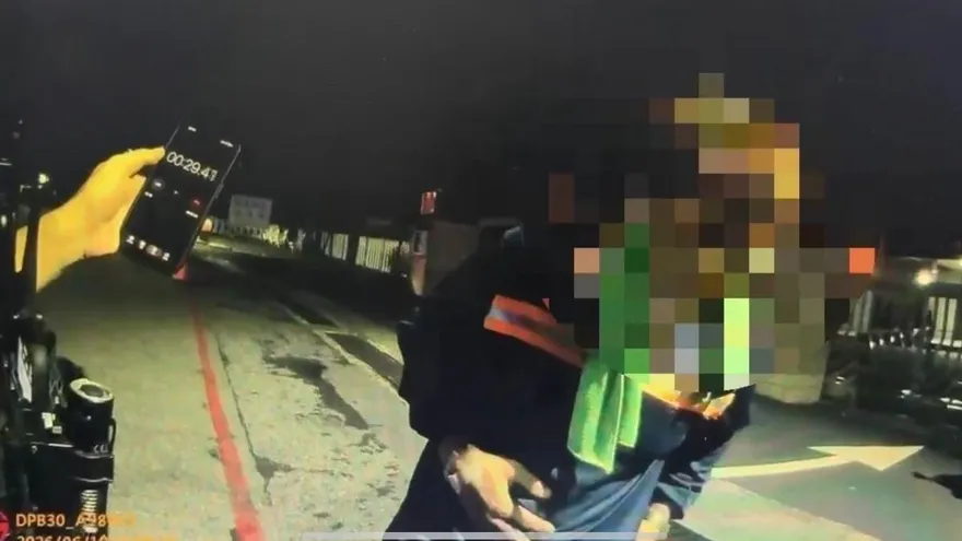 高雄又有嚴重治安事件！恍惚男開車連環撞翻覆「拒被毒駕檢測」