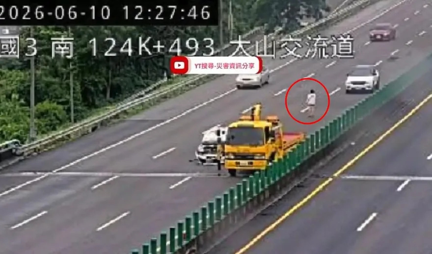 影/瑞典坦克國道猛撞拖吊車　女子站「斷腿區」險喪命