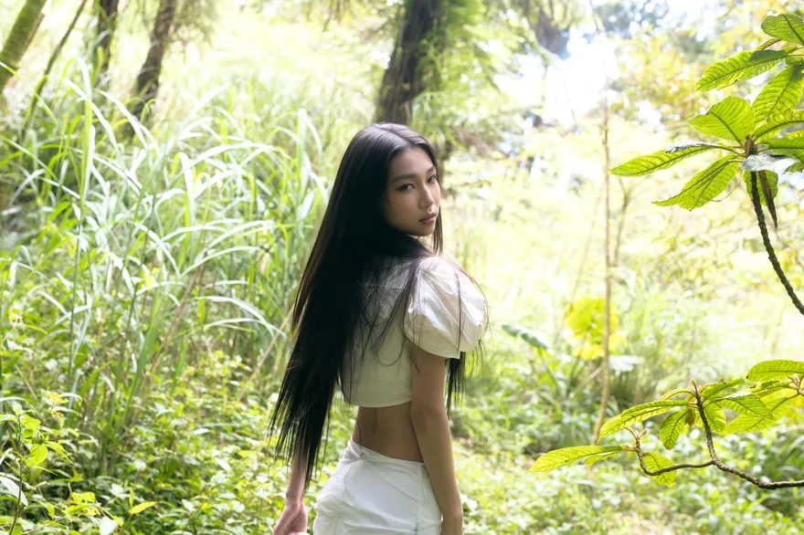 百萬抖音女神郁欣再出招！砸重金邀SVT幕後推手助陣　新歌唱出成長焦慮